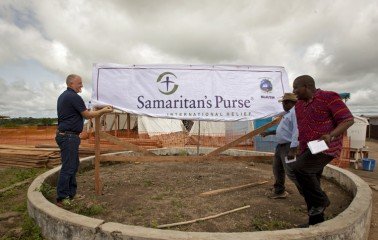 Kendell Kauffeldt, Samaritan’s Purse Country Director, Liberia, and Dr Moses Massaquoi of the Liberia Ministry of Health and Social Welfare together unveil the new banner for the Foya Case Management Centre