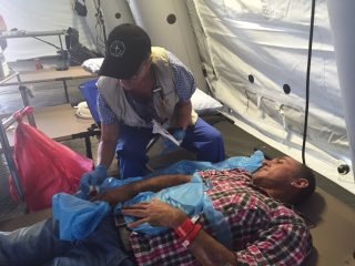 Alex Saltos is being treated by our medical staff in Chone.