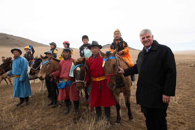 Franklin Graham meets with young horsemen following their race.