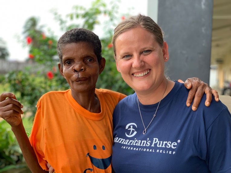 Samaritan’s Purse Liberia country director Joni Byker talks with Secoh Mahn as she recovers from her procedure.