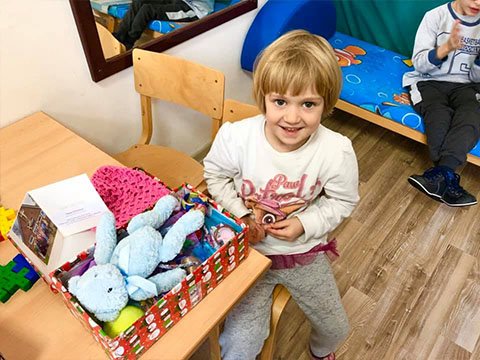Little girl recieves shoebox and card from Southampton Church