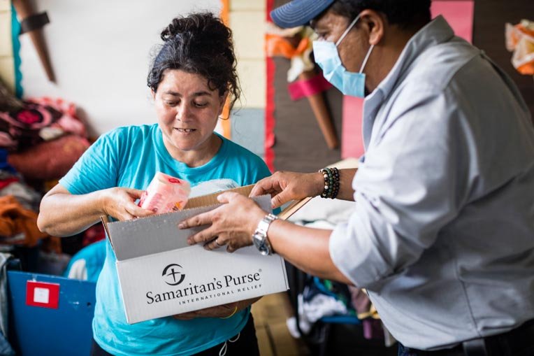 After receiving a Samaritan’s Purse hygiene kit, Gloria said, “It makes me very happy. There’s toilet paper, soap, gel, towels, and toothbrushes. It’s very good.”