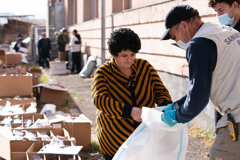 Nazely collects winter clothing items for her family at the Samaritan’s Purse distribution in Vardenis, Armenia.