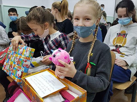 children with shoebox gifts in Moldova 2020