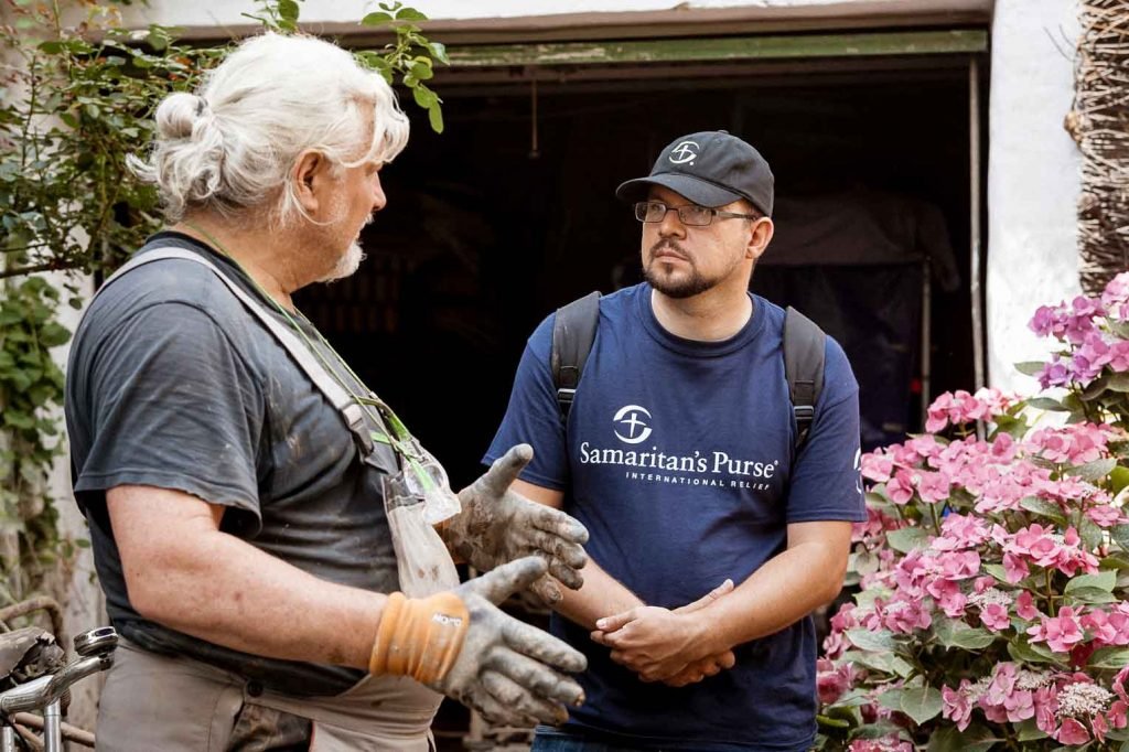Michael Münn-Buschow talks with a Samaritan’s Purse staff member who is assisting in the recovery efforts.