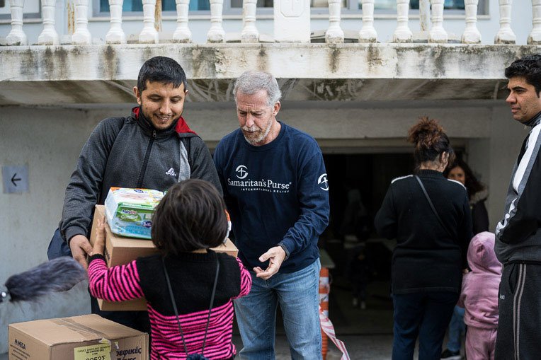 Obaidullah and his daughter receive supplies from our team.