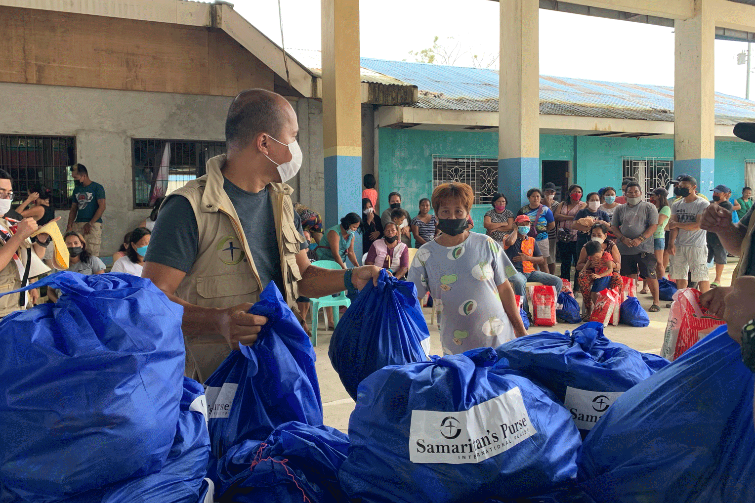 Samaritan’s Purse staff distributes desperately needed relief supplies to residents of Surigao Del Norte.