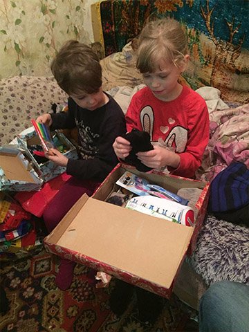 children explore shoebox gifts