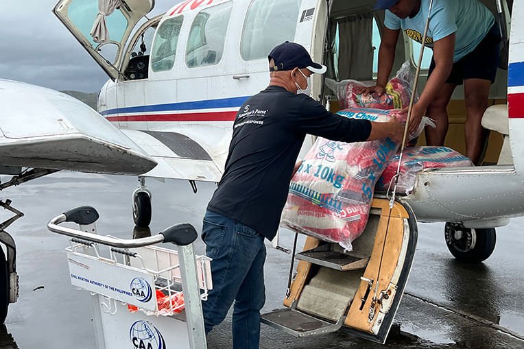 Our teams unload emergency food from an in-country airlift.