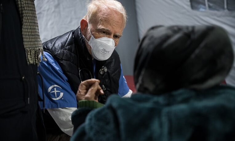 Medical personnel are now at work at our 24-hour medical stabilisation point (clinic) outside a train station in Lviv. Many of the people fleeing fighting are in need of medical attention.