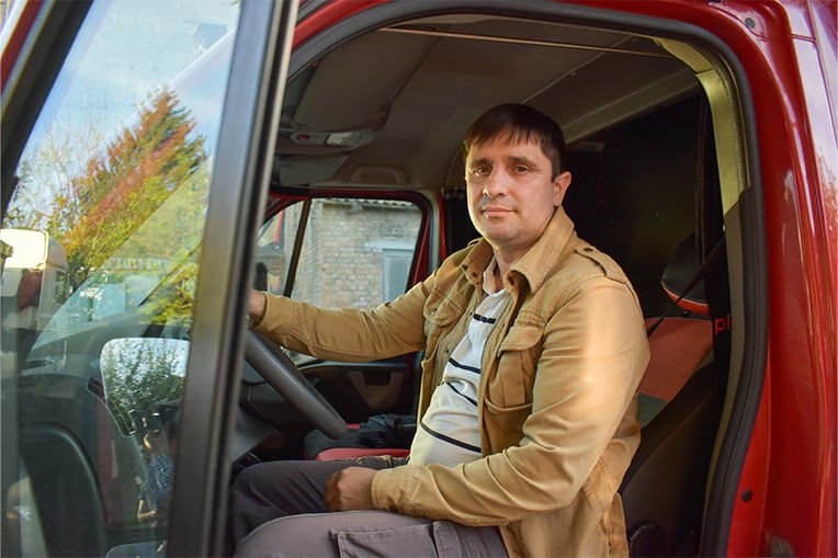 Pastor Vitaly bravely partners with Samaritan’s Purse to transport essential food, medicine, and other supplies to suffering families living in conflict zones within Ukraine.