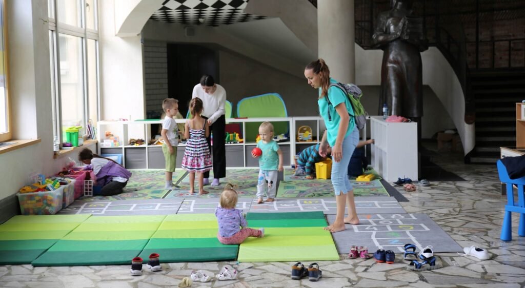 Many who have fled the war arrive in Warsaw tired and hungry. With the help of Samaritan's Purse, Dobro(a Polish partner organisation) was able to build a space where children can play, and also rest. From toys to playmats, these were all purchased using Samaritan’s Purse UK’s funds.