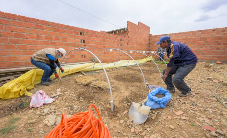 Franz, an El Alto resident, helps our staff construct micro tunnels for others in the city hoping to plant gardens.