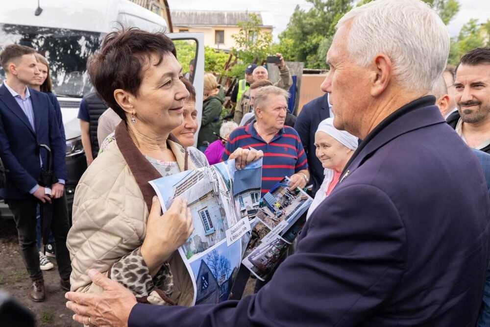 Mike Pence met with residents of Irpin.